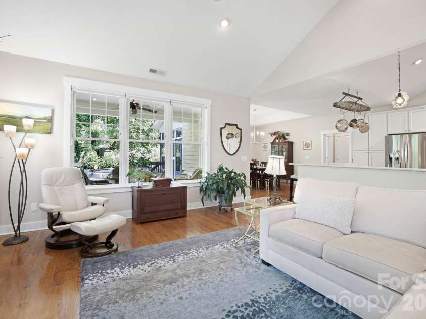 6 Bungalow Way, Asheville, NC 28804.  MLS# CAR4409610, YatesRealty ID 44243. 
