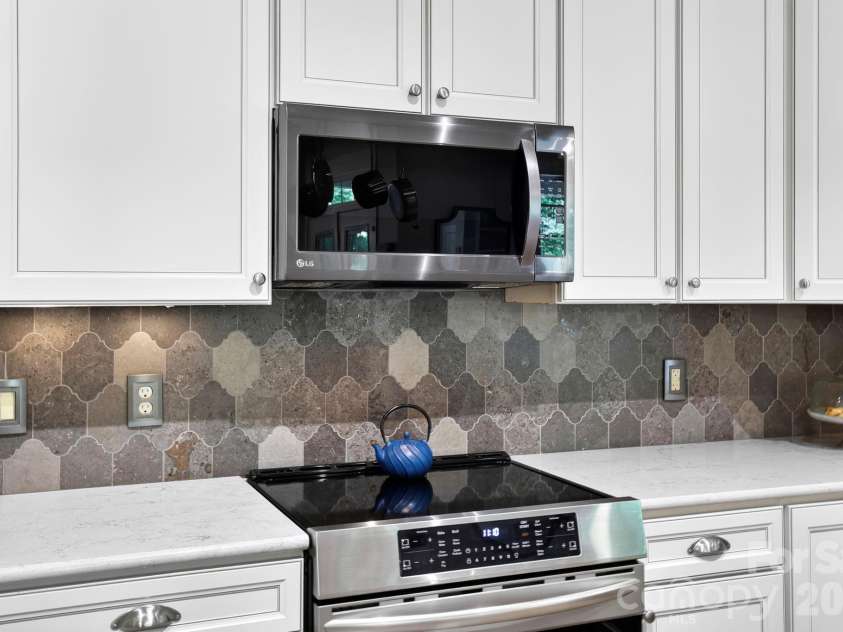 6 Bungalow Way, Asheville, NC 28804.  MLS# CAR4409610, YatesRealty ID 44243. 
