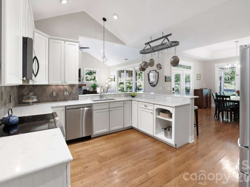 6 Bungalow Way, Asheville, NC 28804.  MLS# CAR4409610, YatesRealty ID 44243. 