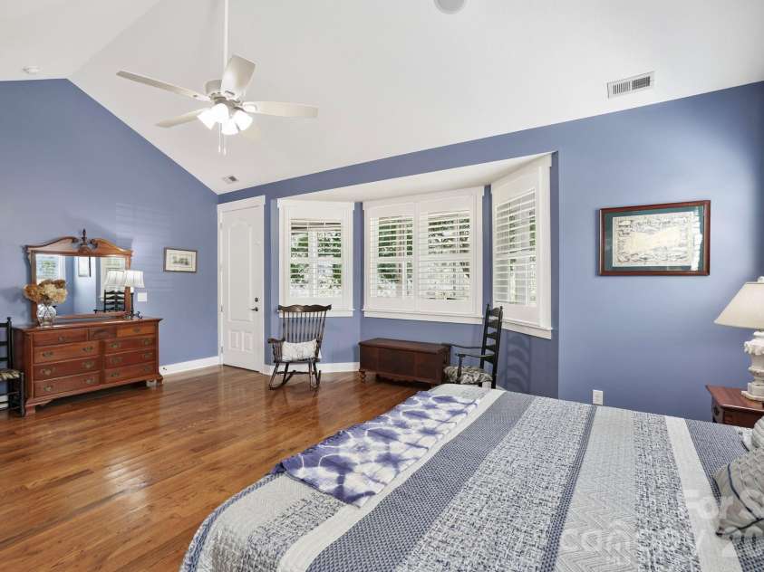 6 Bungalow Way, Asheville, NC 28804.  MLS# CAR4409610, YatesRealty ID 44243. 
