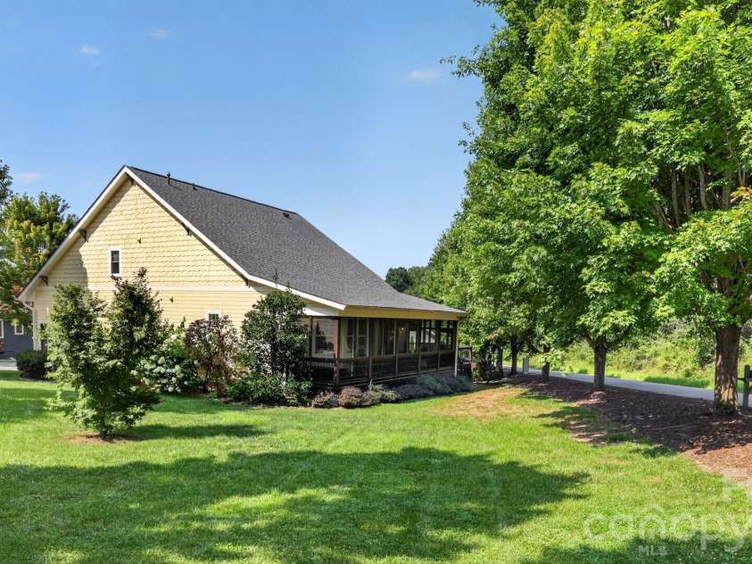 6 Bungalow Way, Asheville, NC 28804.  MLS# CAR4409610, YatesRealty ID 44243. 