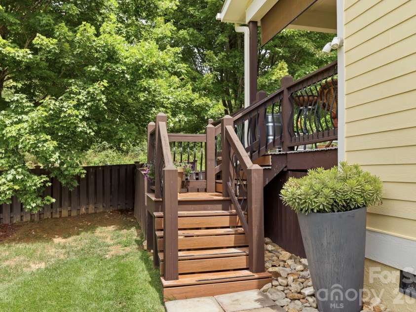 6 Bungalow Way, Asheville, NC 28804.  MLS# CAR4409610, YatesRealty ID 44243. 