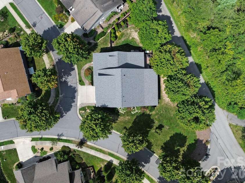 6 Bungalow Way, Asheville, NC 28804.  MLS# CAR4409610, YatesRealty ID 44243. Large corner lot