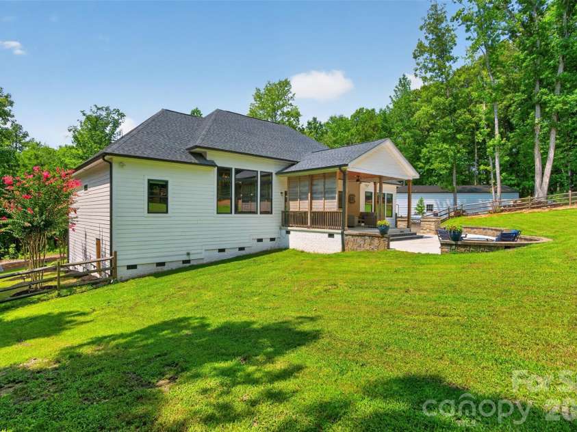 809 Woodland Forest Drive, Waxhaw, NC 28173.  MLS# CAR4409146, YatesRealty ID 44246. 