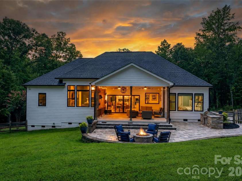 809 Woodland Forest Drive, Waxhaw, NC 28173.  MLS# CAR4409146, YatesRealty ID 44246. 