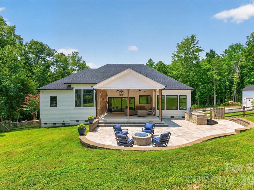 809 Woodland Forest Drive, Waxhaw, NC 28173.  MLS# CAR4409146, YatesRealty ID 44246. Expansive Patio