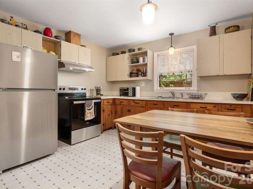 2911 Enfield Road, Charlotte, NC 28205.  MLS# CAR4407774, YatesRealty ID 44249. Warm and Inviting Kitchen