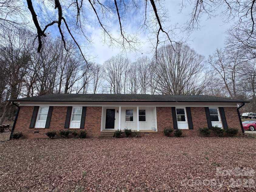 1511 Old Carriage Drive, Newton, NC 28658.  MLS# CAR4355697, YatesRealty ID 4425. 