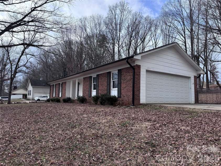 1511 Old Carriage Drive, Newton, NC 28658.  MLS# CAR4355697, YatesRealty ID 4425. 