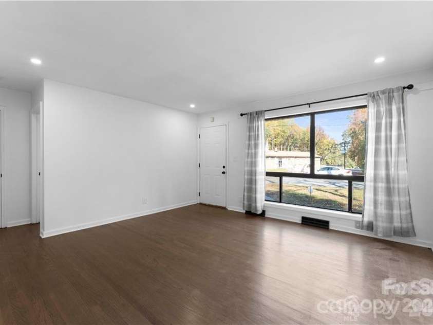 514 Camrose Drive, Charlotte, NC 28215.  MLS# CAR4328091, YatesRealty ID 4425. 