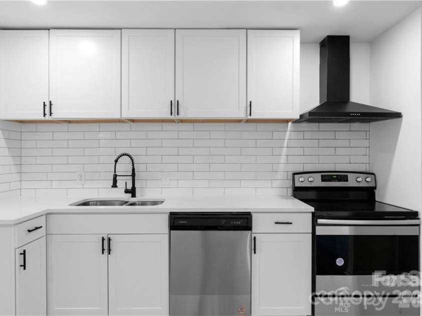 514 Camrose Drive, Charlotte, NC 28215.  MLS# CAR4328091, YatesRealty ID 4425. 