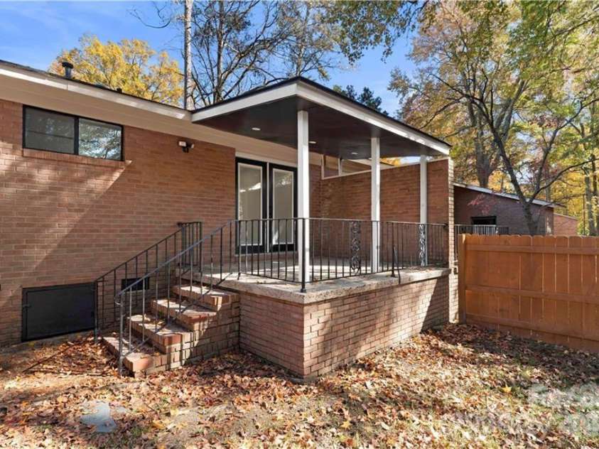 514 Camrose Drive, Charlotte, NC 28215.  MLS# CAR4328091, YatesRealty ID 4425. 