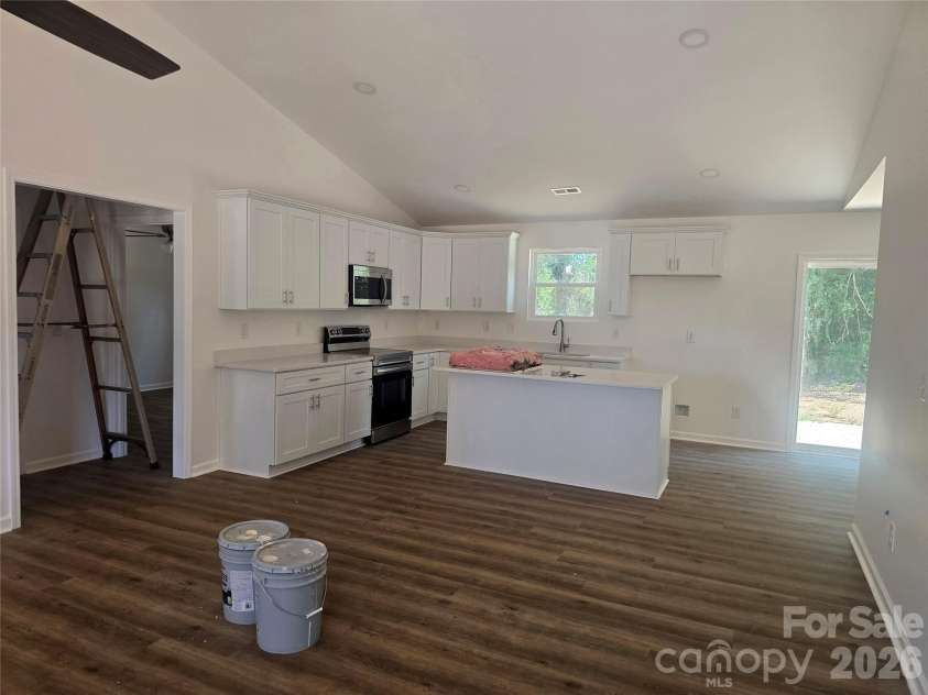 350 14th Avenue, Hickory, NC 28602.  MLS# CAR4407121, YatesRealty ID 44250. 