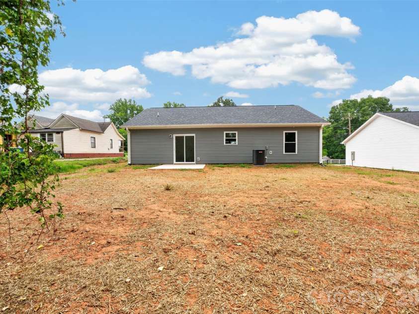 350 14th Avenue, Hickory, NC 28602.  MLS# CAR4407121, YatesRealty ID 44250. 