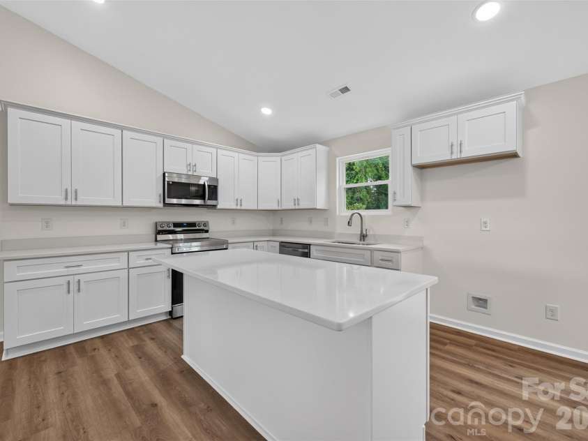 350 14th Avenue, Hickory, NC 28602.  MLS# CAR4407121, YatesRealty ID 44250. 