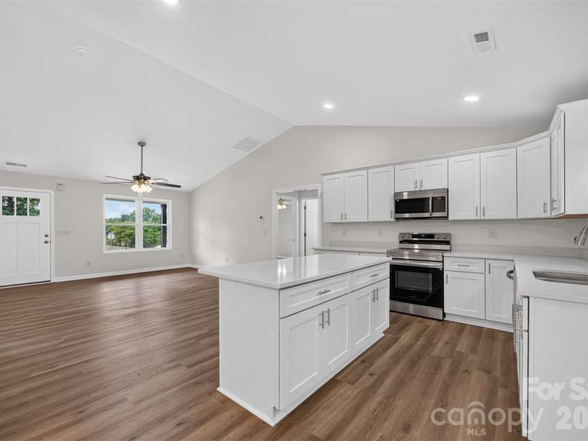 350 14th Avenue, Hickory, NC 28602.  MLS# CAR4407121, YatesRealty ID 44250. 