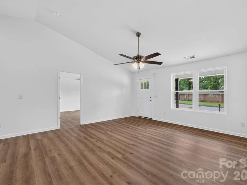 350 14th Avenue, Hickory, NC 28602.  MLS# CAR4407121, YatesRealty ID 44250. 