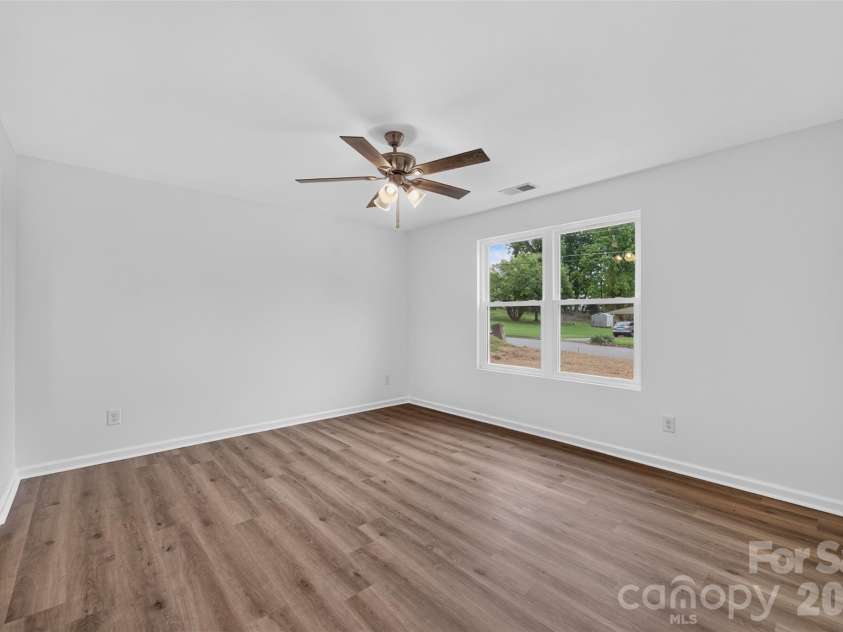 350 14th Avenue, Hickory, NC 28602.  MLS# CAR4407121, YatesRealty ID 44250. 