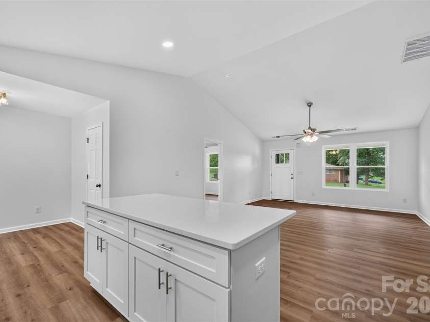 350 14th Avenue, Hickory, NC 28602.  MLS# CAR4407121, YatesRealty ID 44250. 