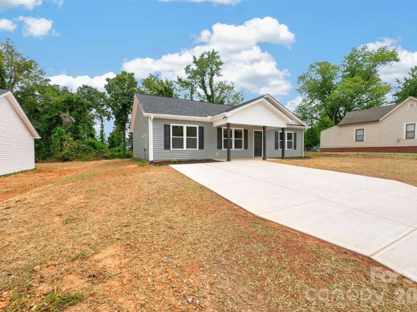 350 14th Avenue, Hickory, NC 28602.  MLS# CAR4407121, YatesRealty ID 44250. 