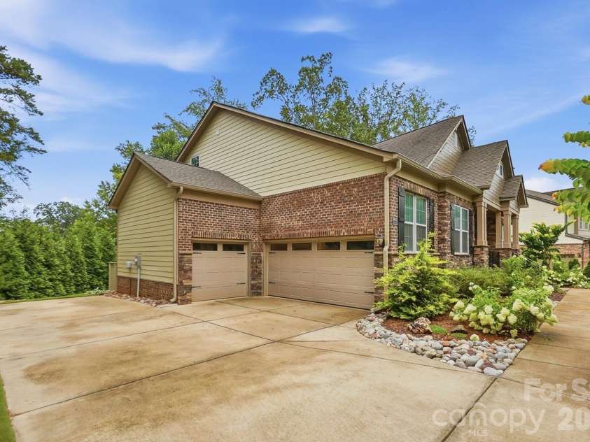 7717 Coalcliff Drive, Huntersville, NC 28078.  MLS# CAR4408239, YatesRealty ID 44254. Driveway