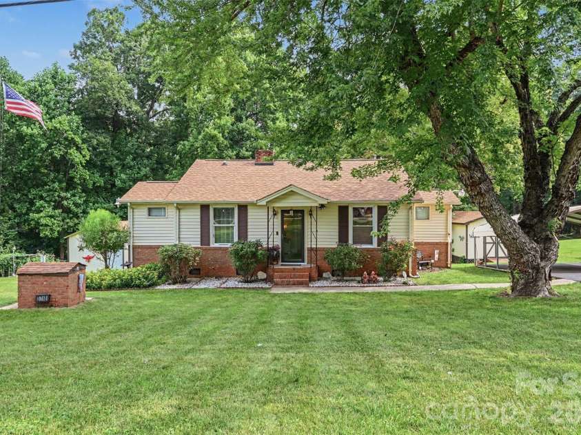 3748 Camp Stewart Road, Charlotte, NC 28215.  MLS# CAR4406800, YatesRealty ID 44255. 