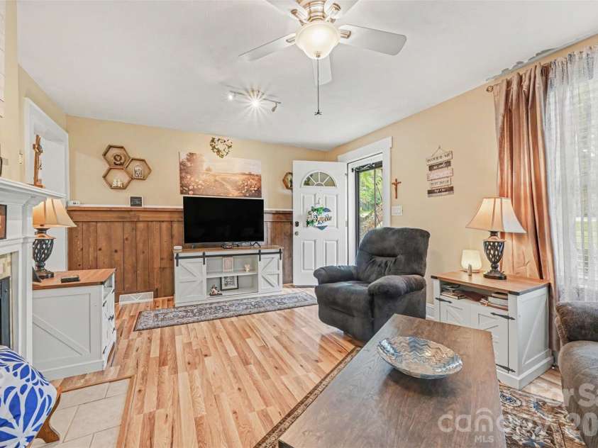 3748 Camp Stewart Road, Charlotte, NC 28215.  MLS# CAR4406800, YatesRealty ID 44255. 