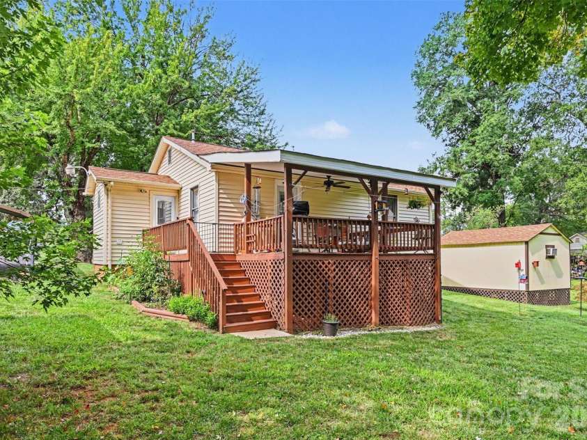 3748 Camp Stewart Road, Charlotte, NC 28215.  MLS# CAR4406800, YatesRealty ID 44255. 
