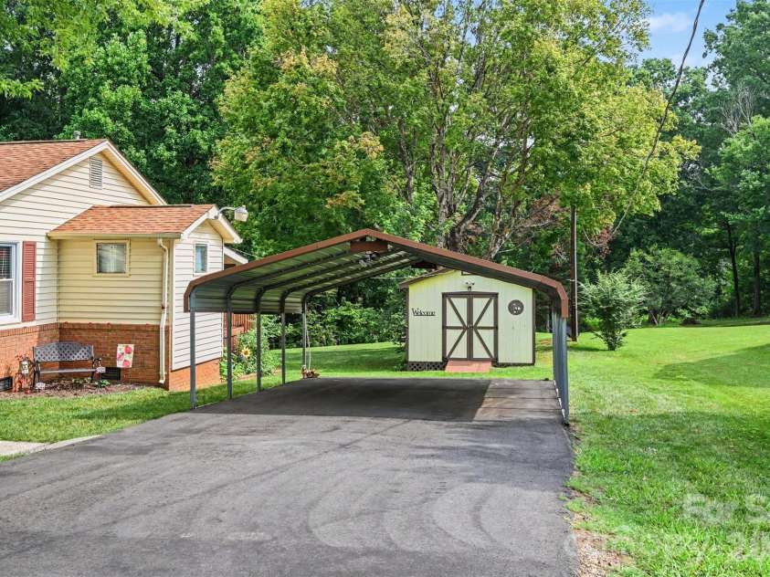 3748 Camp Stewart Road, Charlotte, NC 28215.  MLS# CAR4406800, YatesRealty ID 44255. 