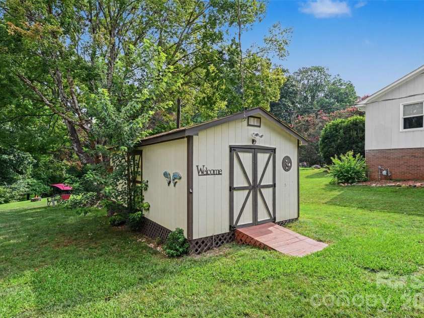 3748 Camp Stewart Road, Charlotte, NC 28215.  MLS# CAR4406800, YatesRealty ID 44255. 