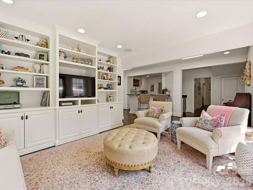 1642 Providence Road, Charlotte, NC 28207.  MLS# CAR4407918, YatesRealty ID 44256. 