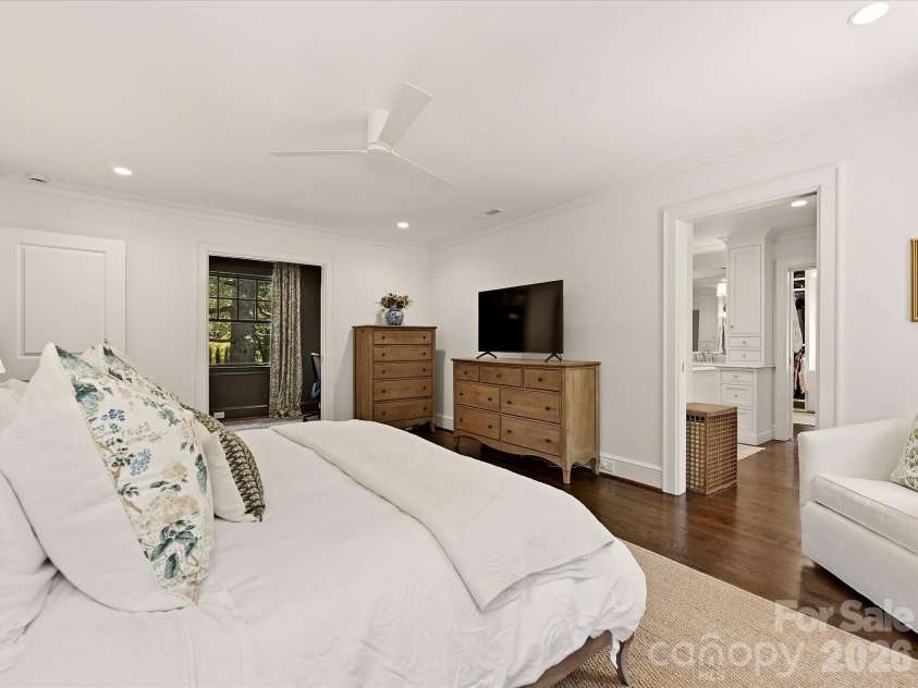 1642 Providence Road, Charlotte, NC 28207.  MLS# CAR4407918, YatesRealty ID 44256. 