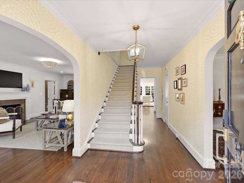 1642 Providence Road, Charlotte, NC 28207.  MLS# CAR4407918, YatesRealty ID 44256. Entry Foyer