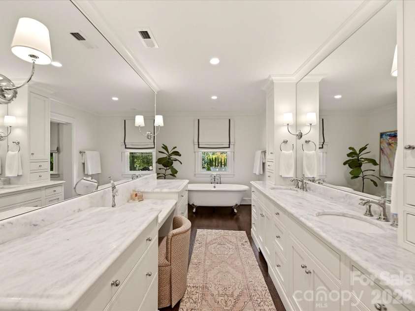 1642 Providence Road, Charlotte, NC 28207.  MLS# CAR4407918, YatesRealty ID 44256. Primary Bath
