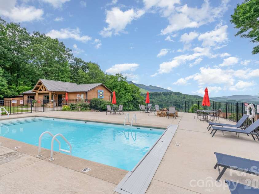 508 Over Look Drive, Burnsville, NC 28714.  MLS# CAR4405528, YatesRealty ID 44257. 