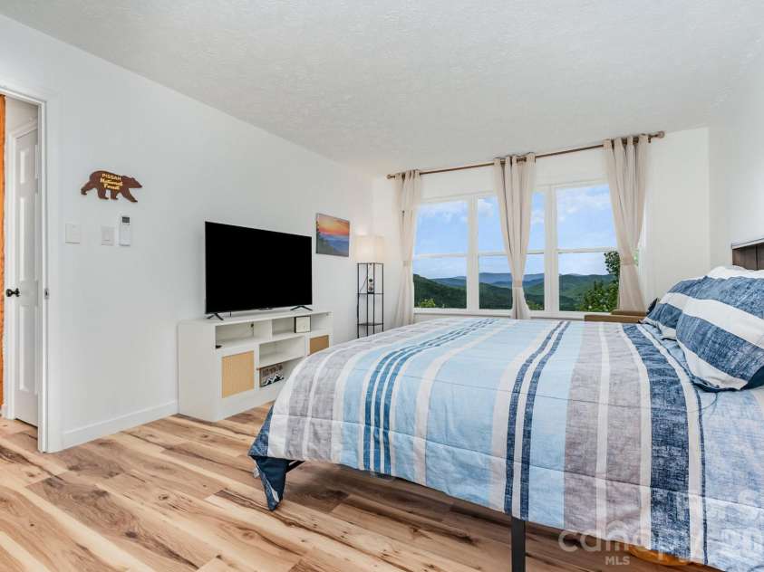 508 Over Look Drive, Burnsville, NC 28714.  MLS# CAR4405528, YatesRealty ID 44257. 