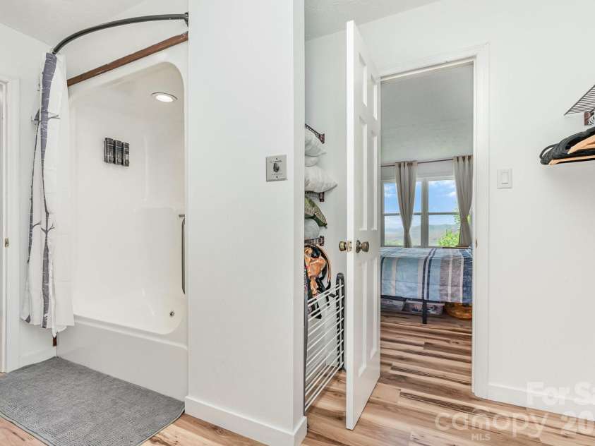 508 Over Look Drive, Burnsville, NC 28714.  MLS# CAR4405528, YatesRealty ID 44257. 