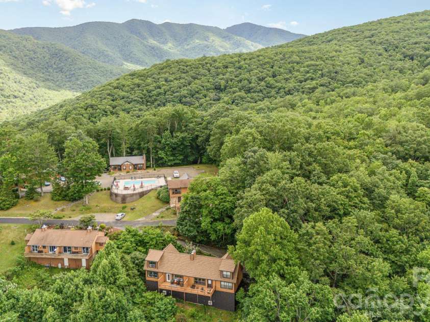 508 Over Look Drive, Burnsville, NC 28714.  MLS# CAR4405528, YatesRealty ID 44257. 