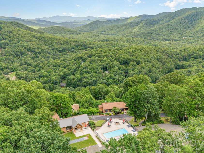 508 Over Look Drive, Burnsville, NC 28714.  MLS# CAR4405528, YatesRealty ID 44257. 