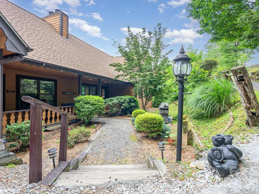 508 Over Look Drive, Burnsville, NC 28714.  MLS# CAR4405528, YatesRealty ID 44257. 