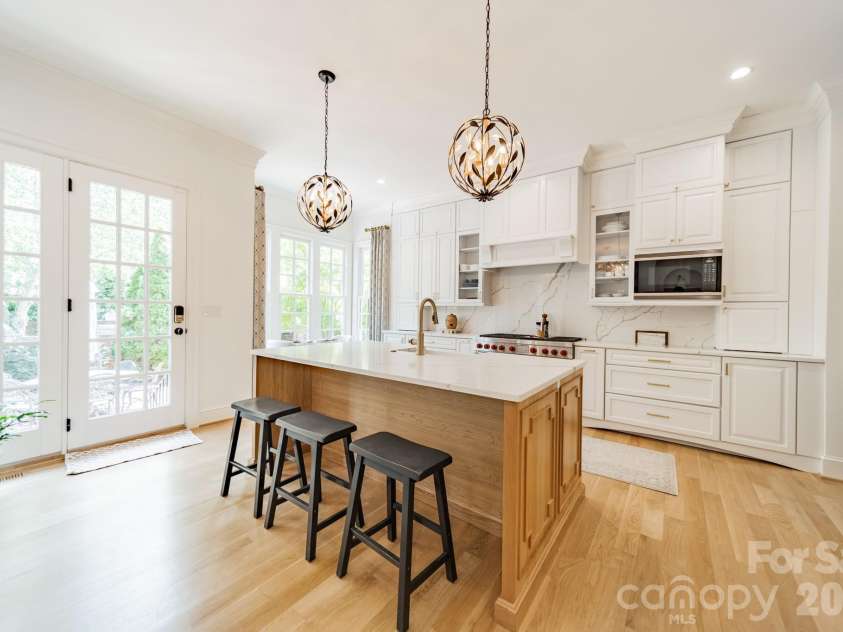 5110 Oxford Crescent Court, Charlotte, NC 28226.  MLS# CAR4405621, YatesRealty ID 44259. Kitchen