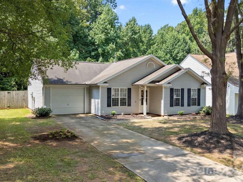 8019 Shiny Meadow Lane, Charlotte, NC 28215.  MLS# CAR4406525, YatesRealty ID 44260. 