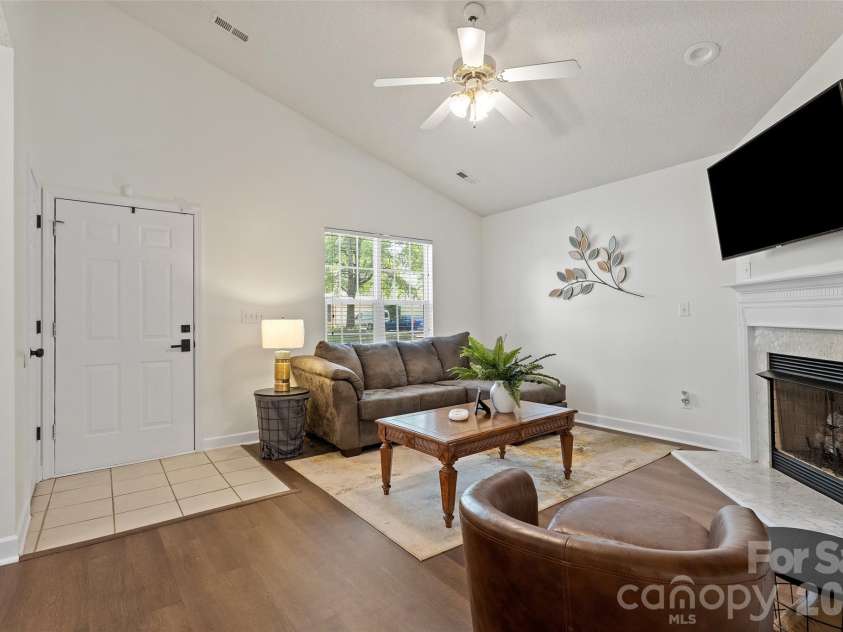 8019 Shiny Meadow Lane, Charlotte, NC 28215.  MLS# CAR4406525, YatesRealty ID 44260. 