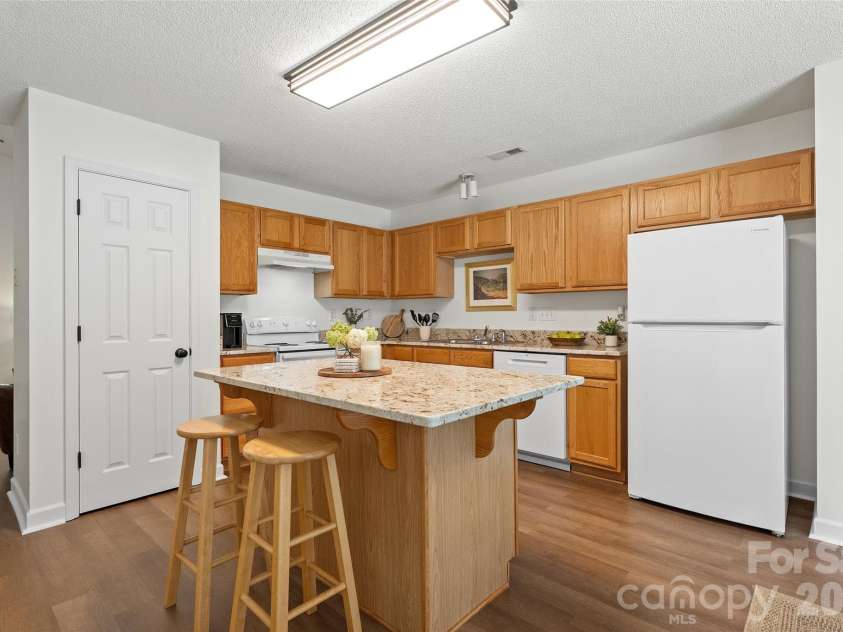 8019 Shiny Meadow Lane, Charlotte, NC 28215.  MLS# CAR4406525, YatesRealty ID 44260. 