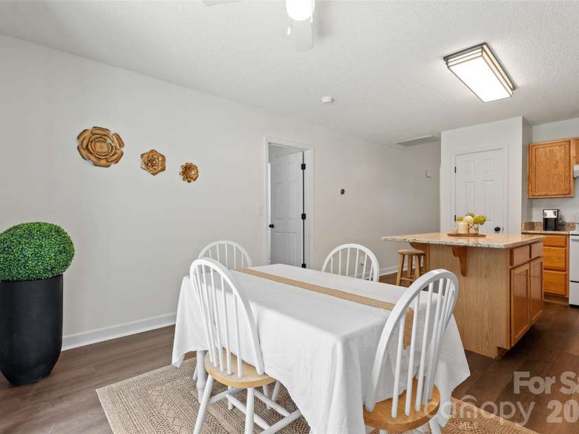 8019 Shiny Meadow Lane, Charlotte, NC 28215.  MLS# CAR4406525, YatesRealty ID 44260. 