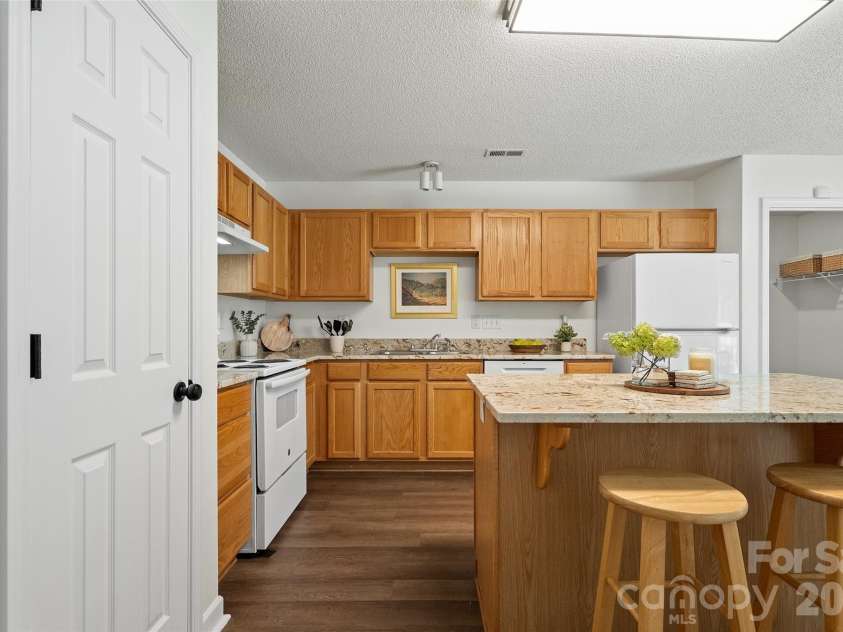 8019 Shiny Meadow Lane, Charlotte, NC 28215.  MLS# CAR4406525, YatesRealty ID 44260. 