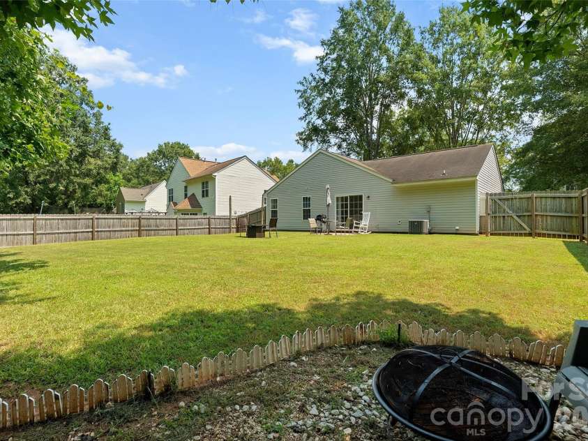 8019 Shiny Meadow Lane, Charlotte, NC 28215.  MLS# CAR4406525, YatesRealty ID 44260. 