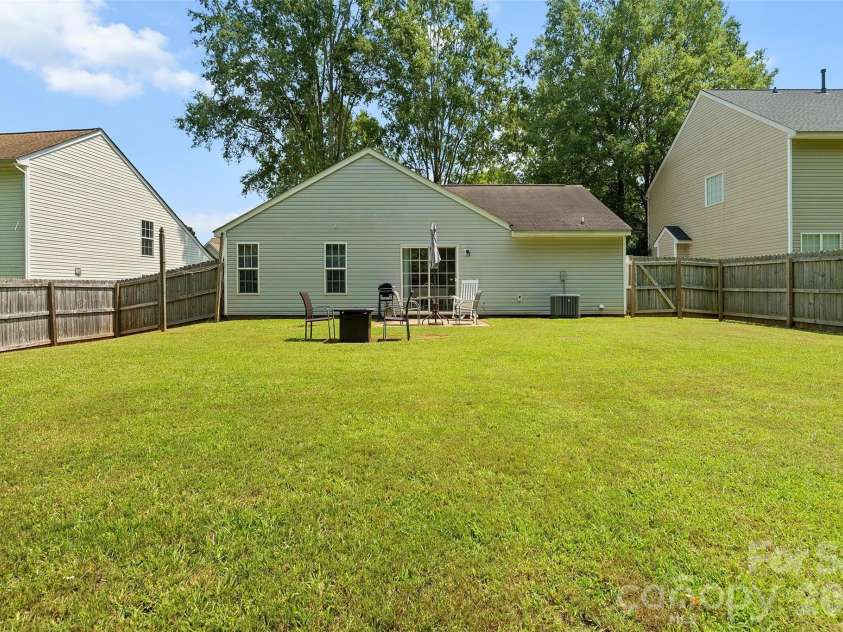 8019 Shiny Meadow Lane, Charlotte, NC 28215.  MLS# CAR4406525, YatesRealty ID 44260. 