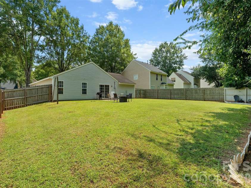 8019 Shiny Meadow Lane, Charlotte, NC 28215.  MLS# CAR4406525, YatesRealty ID 44260. 