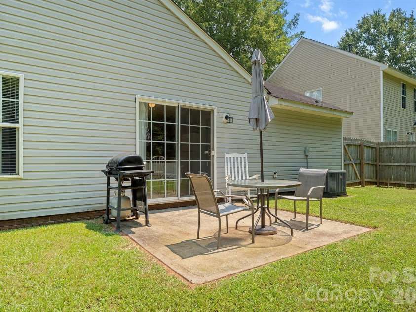 8019 Shiny Meadow Lane, Charlotte, NC 28215.  MLS# CAR4406525, YatesRealty ID 44260. 